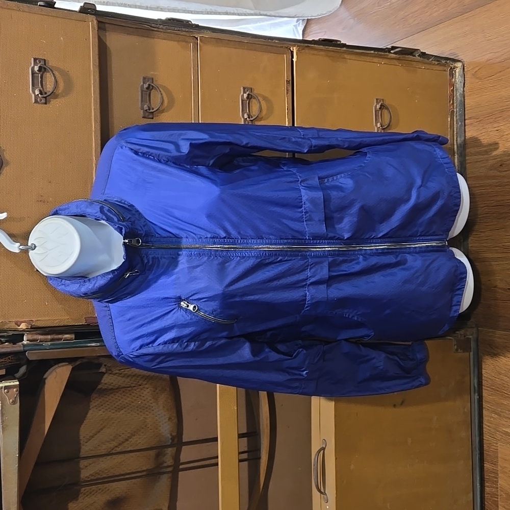SAKS FIFTH AVENUE lightweight windbreaker.    #6663